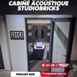 “Cabine Studiobricks en location installée pour enregistrer un podcast en entreprise”